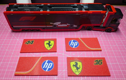 Amélioration du panneau personnalisé du camion de l'écurie Ferrari F1 (compatible avec l'ensemble LEGO 60445)