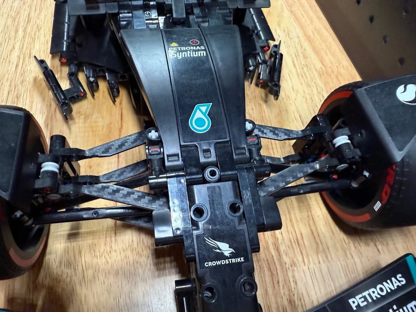 Autocollants de mise à niveau de triangle de suspension style fibre de carbone compatibles avec Mercedes-AMG F1 (42171) et McLaren F1 (42141)