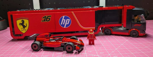 Amélioration du panneau personnalisé du camion de l'écurie Ferrari F1 (compatible avec l'ensemble LEGO 60445)