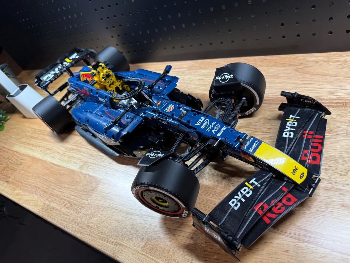 Autocollants d'amélioration de triangle de suspension style fibre de carbone compatibles avec Ferrari SF-24 (42207), Red Bull RB20 (42206) et McLaren MCL39 (42228)